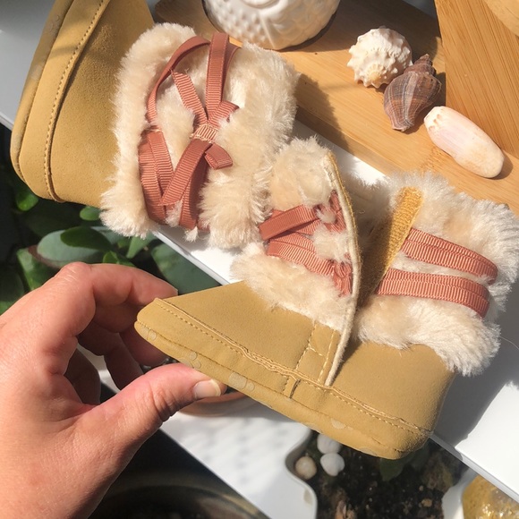 ⭐️New Infant faux suede boots with fur⭐️ - Picture 5 of 5
